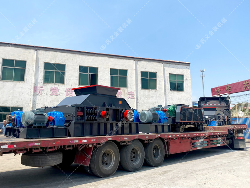 1200*1200雙齒輥破碎機，兩臺900*900軌道移動雙齒輥破碎機發(fā)往云南